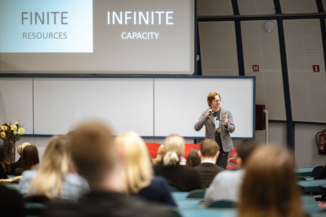 Večje organizacije se že zavedajo, da morajo uvajati spremembe v smeri trajnosti, ker to potrošniki pričakujejo, pravi Spencer Harrison. FOTO: &nbsp;Jure Gubanc/Ekonomska fakulteta
