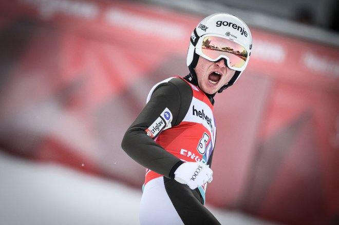 Anže Lanišek ni skrival navdušenja po izjemnih skokih v Engelbergu. FOTO: Gabriel Monnet/AFP
