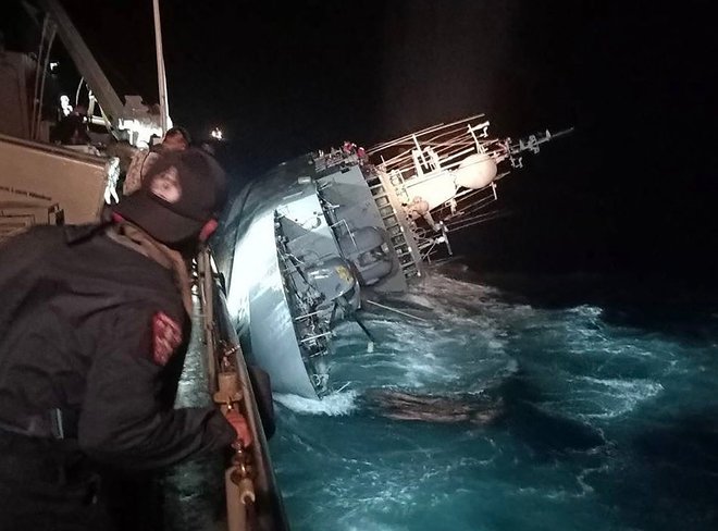 Do nesreče ladje HTMS Sukhothai, ki je patruljirala v Tajskem zalivu, približno 20 navtičnih milj od Bang Saphana na jugu države, je po navedbah AFP prišlo zaradi močne plime, medtem ko BBC kot razlog navaja nevihto. FOTO: AFP
