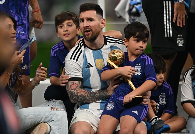 Argentinski kapetan praznuje z ženo Antonelo in otroki Thiagom, Cirom in Mateom. Lionel Messi je v enem najboljših finalov v zgodovini športa na zadnji tekmi SP le dočakal zadnji kamenček v popolni karieri. Sedem zlatih žog za najboljšega nogometaša na svetu, deset naslovov prvaka v Španiji, eden v Franciji, sedem španskih pokalov, štiri Lige prvakov, trije evropski Superpokali, trije svetovni klubski pokali, ena Copa America in za posladek tisto, kar si je najbolj želel &ndash; naslov svetovnega prvaka. Foto: Paul Ellis/Afp
