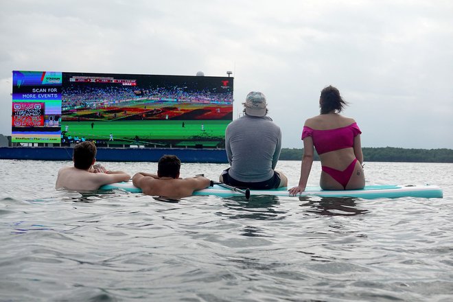 Nekateri so finale spremljali celo iz vode, fotografija je nastala v parku Virginia Key Beach v Miamiju. FOTO: Joe Raedle/AFP
