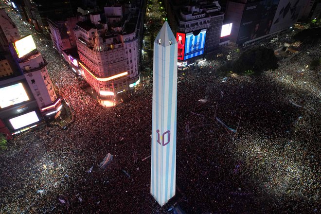 Ob znamenitem Obelisku v Buenos Airesu se je zbralo več kot milijon navdušencev. FOTO: Emiliano Lasalvia/AFP
