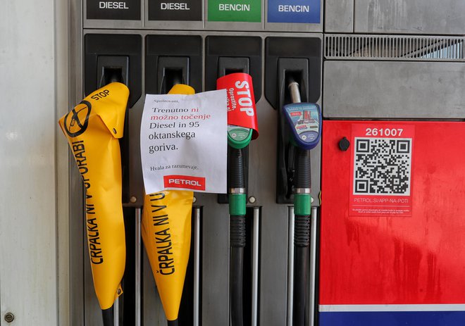 Petrol se že od sredine leta z državo neuspešno pogaja o povrnitvi nastale škode. Foto Blaž Samec
