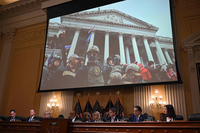 Podoba razgrajanja na Kapitolskem griču na zaslonu odbora. FOTO: Mandel Ngan/AFP
