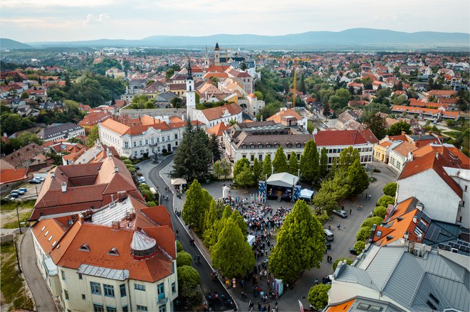 Veszprém, ki leži približno 15 kilometrov severno od Blatnega jezera, ima bogato tradicijo glasbenih festivalov.

FOTO: Máhl Kornél/promocijsko gradivo
