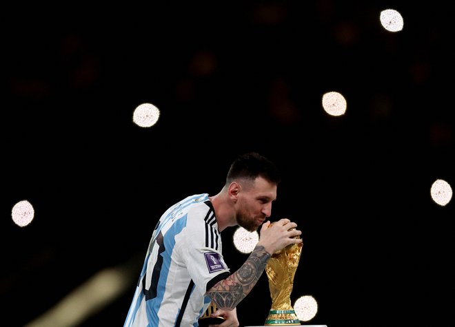 Lionel Messi si je na svetovnem prvenstvu v Katarju vendarle zagotovil lovoriko, ki mu je kot edina večja še manjkala v njegovih že tako nabito polnih vitrinah. FOTO: Lee Smith/Reuters
