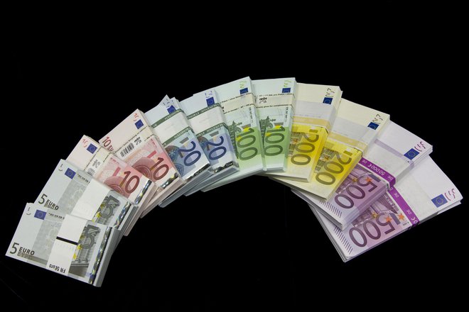 Ministrstvo za finance za prihodnje leto načrtuje za okoli pet milijard evrov zadolževanja, pri čemer je skoraj štiri milijarde evrov predvidenih za pokrivanje proračunskih potreb. Foto Banka Slovenije
