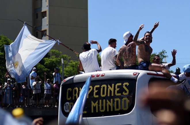 Lionel Messi (drugi z leve) s soigralci ni dolgo zdržal na avtobusu, ki je imel na poti proti predsedniški palači veliko težav. FOTO: Martin Villar/Reuters
