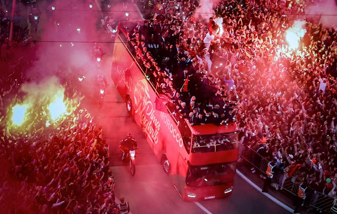 Avtobus z reprezentanco Maroka v središču Rabata. FOTO: Fadel Senna/AFP
