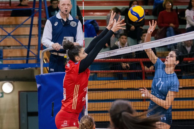 Sara Hutinski (desno) se je s soigralkami v Grčiji poslovila od Evrope.&nbsp;FOTO: Klemen Brumec/Calcit Volley
