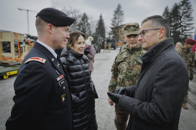 To je zametek srednje bataljonske bojne skupine, je ob prevzemu tovornjakov in oshkoshev dejal minister za obrambo Marjan Šarec, ki pa še ne razkriva, kateri osemkolesniki jo bodo še sestavljali. FOTO: Jože Suhadolnik/Delo
