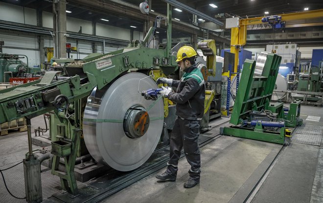 Z vlaganjem v predelavo recikliranega aluminija je Talum zmanjšal odvisnost od pridobivanja primarne surovine, ki porabi ogromno elektrike.

Foto Jože Suhadolnik
