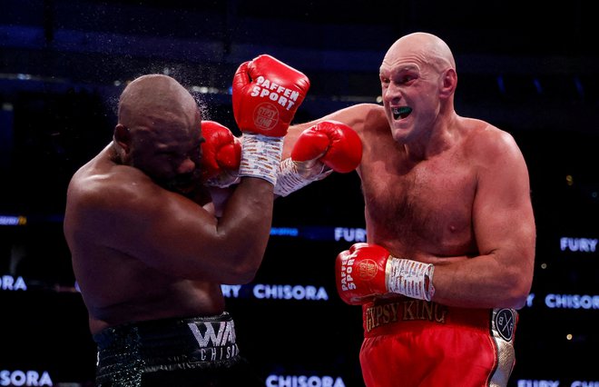 Tyson Fury (desno) je takole blestel tudi v zadnjem obračunu, ko mu je priznal premoč Derek Chisora. FOTO: Andrew Couldridge/Reuters
