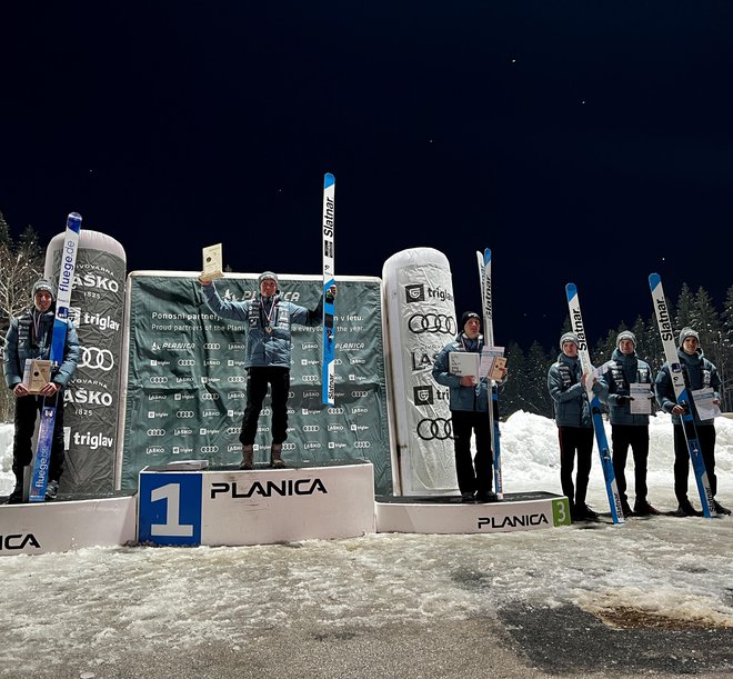 Anžetu Lanišku sta družbo na zmagovalnem odru delala Timi Zajc in Domen Prevc. FOTO: Jernej Damjan/SloSki
