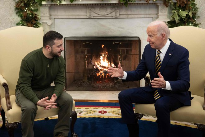 Predsednik ZDA Joe Biden je ukrajinskega predsednika Volodimirja Zelenskega toplo sprejel v Beli hiši. Foto Brendan Smialowski/AFP
