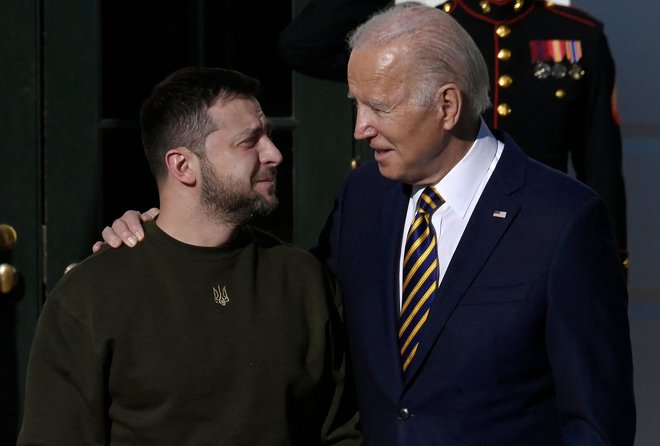 Ameriški predsednik&nbsp; Joe Biden je ukrajinskega kolega Zelenskega sprejel s posebno toplino in novo vojaško pomočjo. Foto Olivier Douliery/Afp
