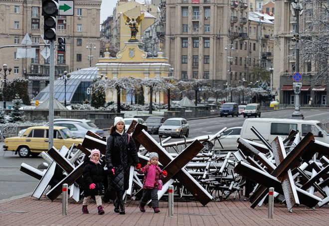 Vojna je pošast, ki tudi otrokom ne prizanaša. FOTO: Sergei Chuzavkov/Reuters
