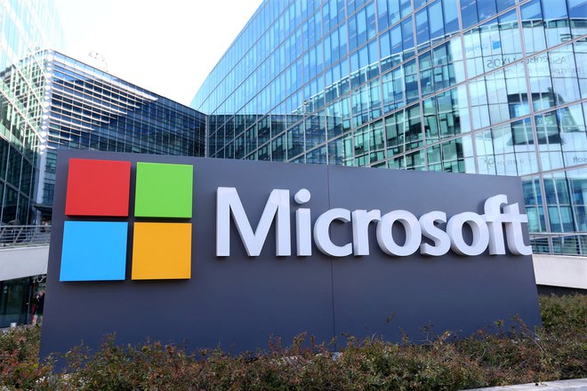 Microsoft ima tri mesece časa, da ugotovljene nepravilnosti odpravi, sicer ga čaka nova denarna kazen; za vsak dan zamude bo moral odšteti 60.000 evrov. FOTO: Charles Platiau/Reuters
