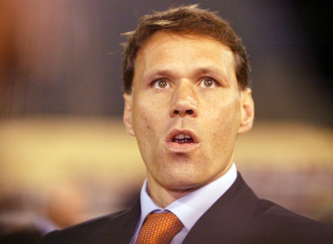 Marco van Basten je med letoma 1981 in 1987 igral za Ajax, nato je bil do leta 1995 član AC Milana. Zadnjo tekmo je zaradi težav z gležnjem odigral leta 1993 z 28 leti. FOTO: Oleg Popov/Reuters
