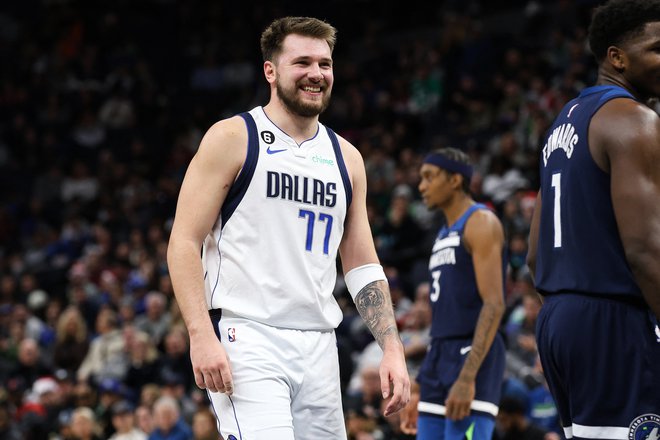 Luka Dončić je mladim bolnikom privabil nasmešek na obraz. FOTO: Matt Krohn/Usa Today Sports
