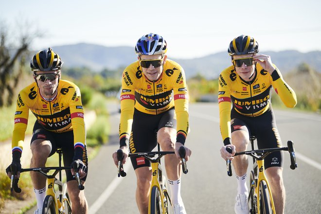 Primož Roglič (levo) bo prihodnjo sezono nastopil na Giru, Wout van Aert (v sredini) in Jonas Vingegaard pa na Touru. FOTO: Jumbo Visma
