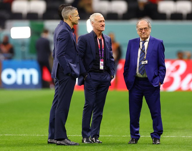 Didier Deschamps (v sredini) s predsednikom Noëlom Le Graëtom (desno) pred tekmo z Marokom v skupinskem delu letošnjega mundiala v Katarju. FOTO:&nbsp;Kai Pfaffenbach/Reuters
