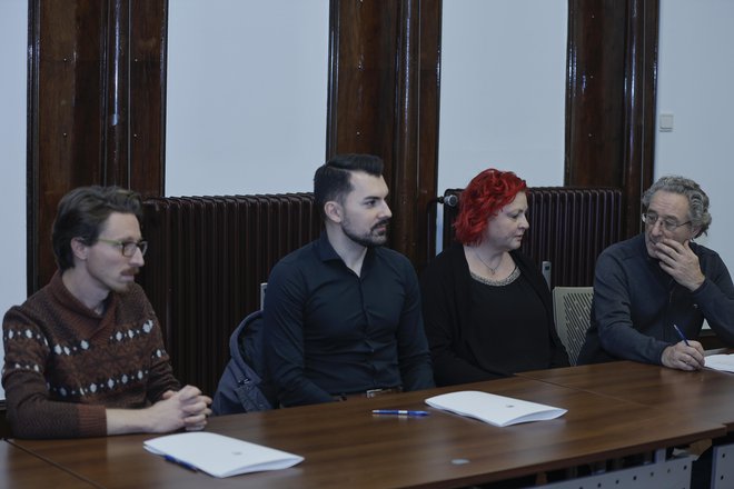 Podpis dogovora med ministrstvom za zdravje in sindikati. FOTO: Jože Suhadolnik/Delo
