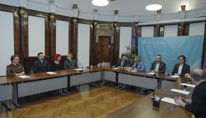 Podpis dogovora med ministrstvom za zdravje in sindikati. FOTO: Jože Suhadolnik/Delo
