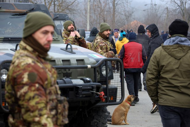 nezadovoljni Srbi so po ocenah mirovnih sil Kfor postavili deset ali enajst zapor. FOTO:&nbsp;Fatos Bytyci/Reuters

