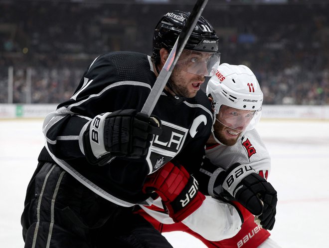 Anže Kopitar in drugi hokejsiti Los Angeles Kings so zamujeno priložnost po 60 minutah nadoknadili v podaljšku in premagali Calgary. FOTO: Harry How/AFP
