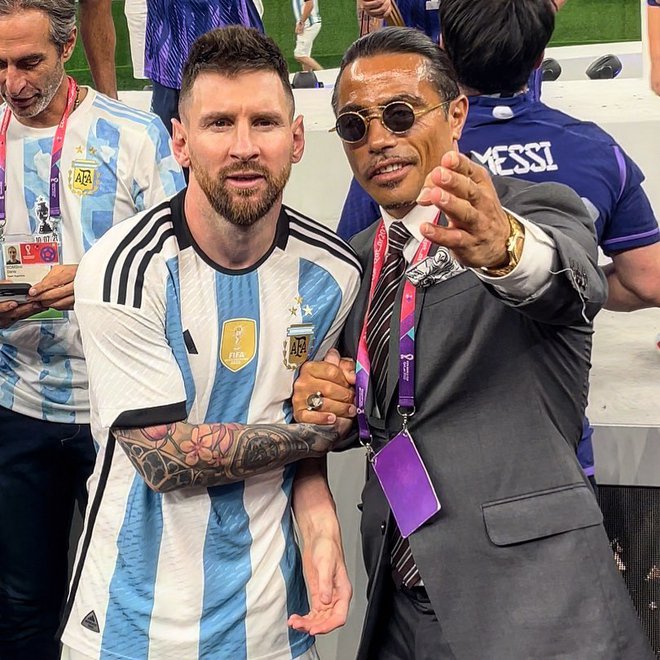 Nusret Gökce ali Salt Bae je po finalni tekmi svetovnega prvenstva v nogometu ujel tudi Lionela Messija. FOTO: Instagram
