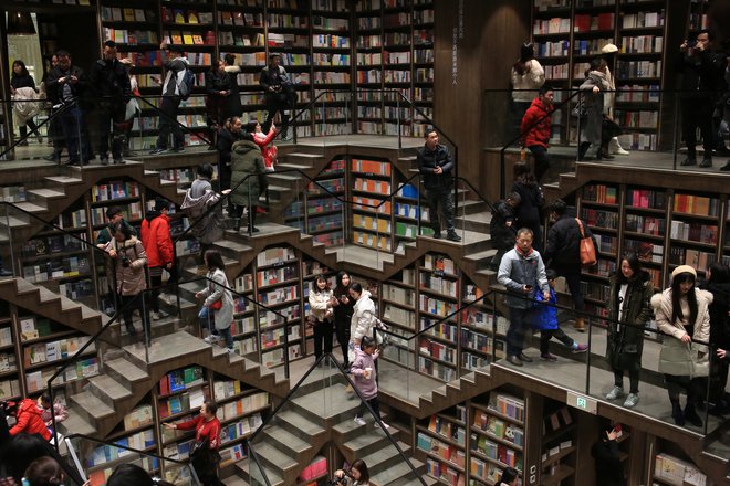 Naklonjenost branju gre onkraj delitve potrošniškega obnašanja na utilitarno in hedonistično, po zgodbah bomo zmeraj hlepeli. FOTO: China Stringer Network/Reuters
