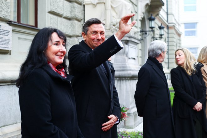 Odhajajoči Borut Pahor je pred predsedniško palačo pomahal v slovo. FOTO: Borut Živulović/Reuters
