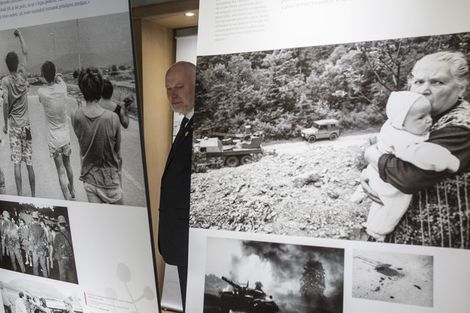 V Muzeju novejše zgodovine Slovenije je bila leta 2016 ob 25. obletnici nastanka samostojne države na ogled razstava &raquo;Samostojni!&laquo; s fotografijami in pričevanji fotografov iz obdboja vojne za Slovenijo leta 1991. FOTO VORANC VOGEL/DELO
