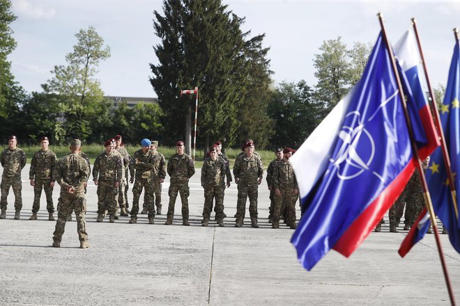 Na fotografiji postroj 1. kontingenta Slovenske vojske pred odhodom na misijo Okrepljena pozornost na Slovaško, ki je del širše operacije zveze Nato. FOTO LEON VIDIC/DELO
