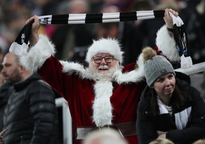 Prizor z decembrske tekme angleškega ligaškega pokala med Newcastlom in Bournemouthom. FOTO: Scott Heppell/Reuters
