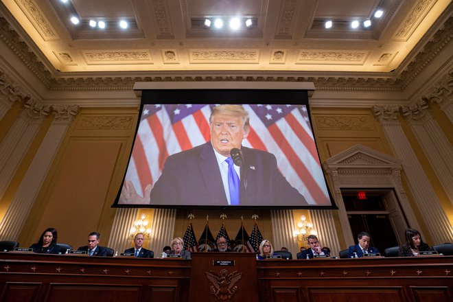 Odbor za preiskavo vdora v kongres 6. januarja lani obtožuje Donalda Trumpa. Foto Reuters
