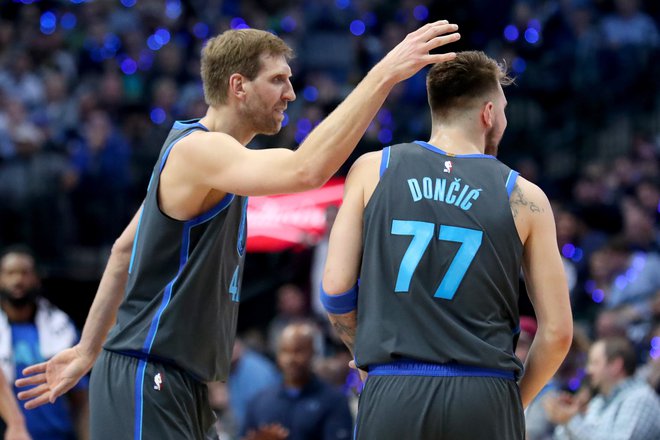 Dirk Nowitzki je na poti med košarkarske nesmrtnike, Luka Dončić bo na tej poti leta ... FOTO: Tom Pennington/AFP
