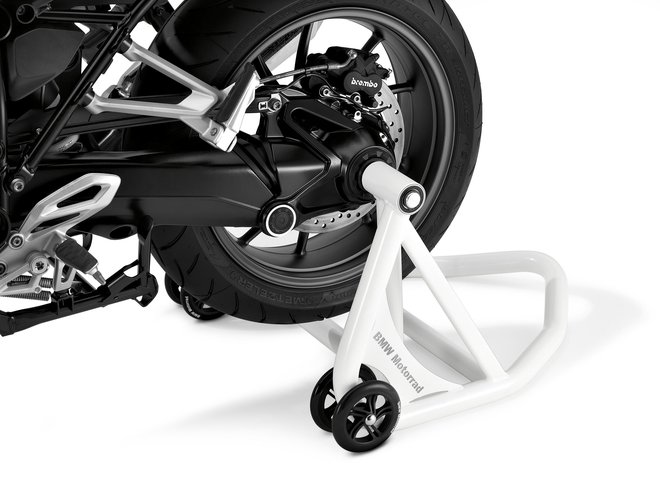 Za pnevmatike je najbolje, da motocikel prezimuje s kolesi, dvignjenimi od tal. FOTO: BMW
