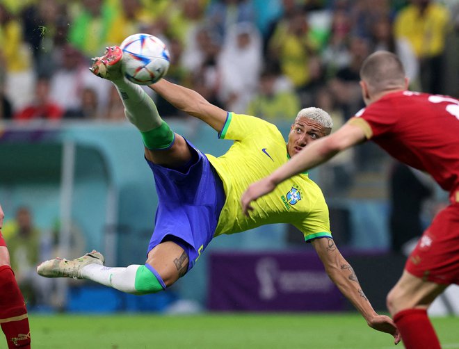 Tolažilna nagrada za brazilsko nogometno reprezentanco za predčasno slovo je najlepši mundialski gol napadalca Richarlisona proti Srbiji. FOTO: Amanda Perobelli/Reuters
