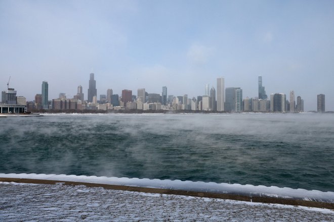 Temperature v Chicagu so pred božičem padle do - 21 stopinj Celzija. FOTO:&nbsp;Kamil Krzaczynski/AFP
