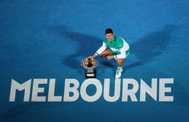 Novak Đoković bo na prvem velikem slamu v letu 2023, potem ko je lanskega izpustil, poskušal osvojiti 22. zmago na največjih štirih teniških turnirjih. FOTO: Kelly Defina/Reuters
