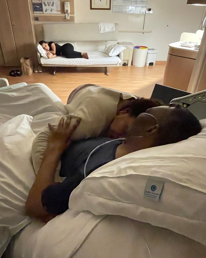 Kely Nascimento z očetom&nbsp;v bolnišnici Alberta Einsteina, kjer družina&nbsp;preživlja letošnje praznike. FOTO: Instagram
