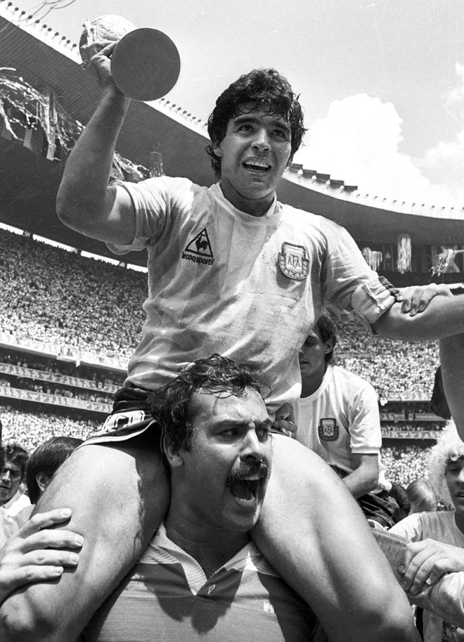 Diego Maradona in Roberto Cejas na štadionu Azteca po zmagi Argentine v finalu SP 1986 nad Zahodno Nemčijo s 3:2. FOTO: Gary Hershorn/Reuters
