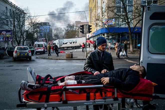 Po ruskem obstreljevanju Hersona je ostalo razdejanje. FOTO: Dimitar Dilkoff/AFP
