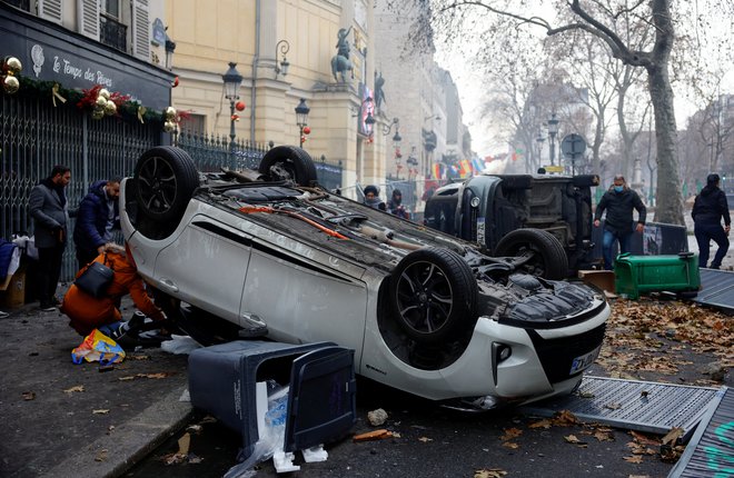 Protesti v Parizu po petkovem streljanju v kurdskem centru so postali nasilni.&nbsp;FOTO: Sarah Meyssonnier/Reuters
