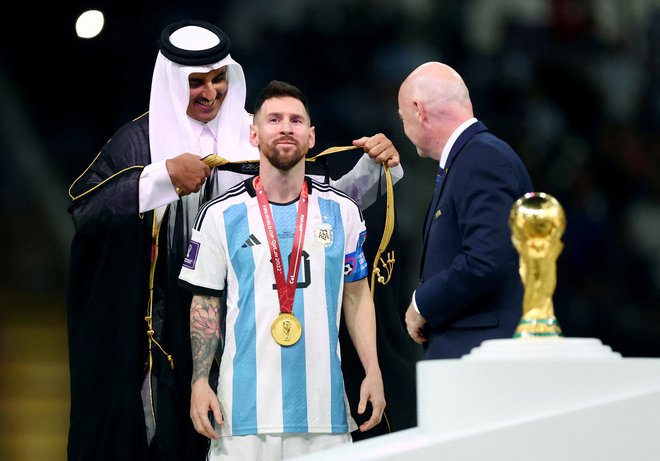 Med razglasitvijo naslova svetovnih nogometnih prvakov je Lionel Messi prejel posebno arabsko ogrinjalo. FOTO:&nbsp;Hannah Mckay/ Reuters
