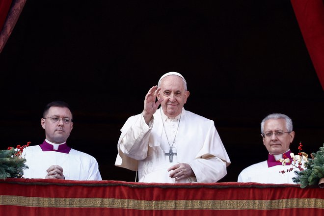 Ob koncu nagovora je papež izrekel božični blagoslov mestu in svetu (urbi et orbi). FOTO:&nbsp;Yara Nardi/Reuters

