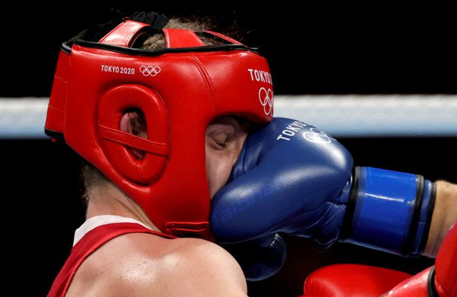 Prizor iz boksarskega ringa med lanskimi&nbsp;olimpijskimi igrami v Tokiu. FOTO: Ueslei Marcelino/Reuters
