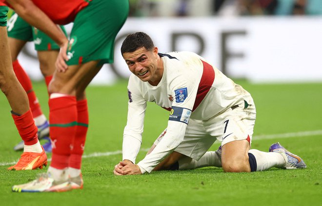 Cristiano Ronaldo ni mogel skriti žalosti po porazu Portugalske v tekmi z Marokom. FOTO: Carl Recine/Reuters
